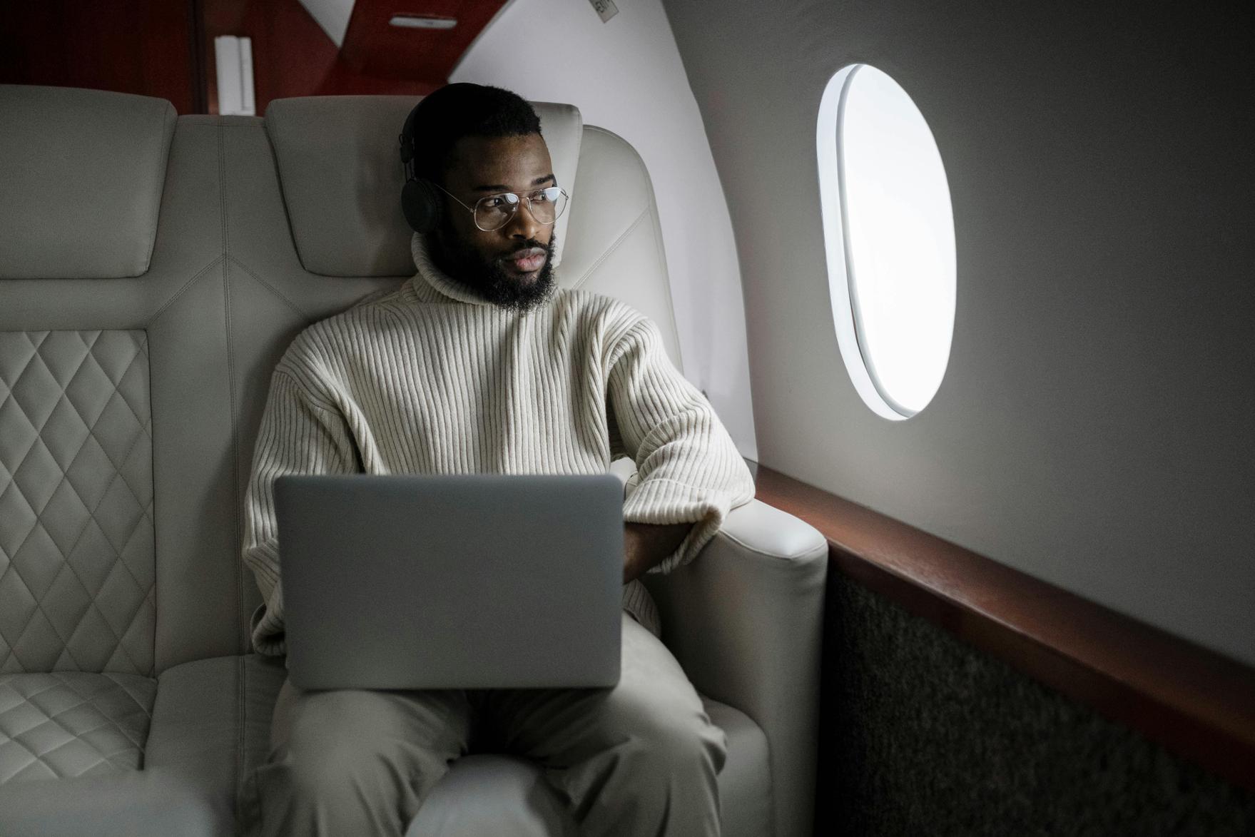 ¿Puedes llevar una laptop en un avión?